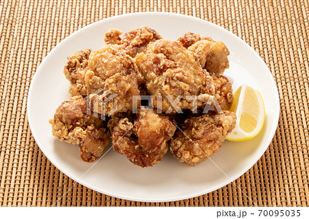 鶏もも肉の唐揚げ、レモン添え。 70095035
