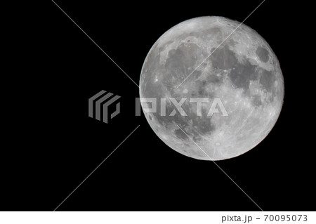 中秋の名月　満月 70095073