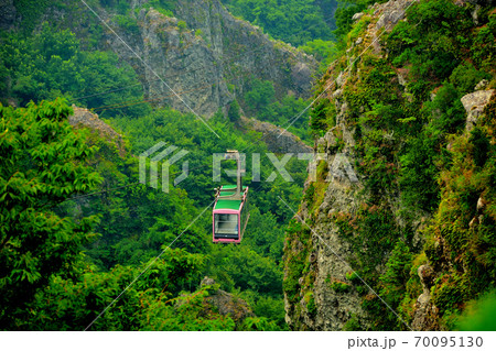 寒霞渓 崖と木々の枝のスレスレを進む絶景ロープウェイのイメージ 香川県 小豆島(3) 寒霞渓 崖と木々の枝のスレスレを進む絶景ロープウェイのイメージ 香川県 小豆島(3) 70095130