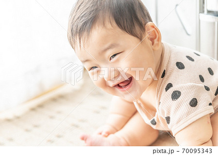 窓辺でお座りをする赤ちゃん 窓辺でお座りをする赤ちゃん 70095343