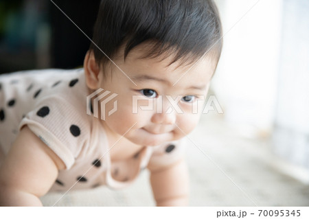 窓辺でハイハイをする赤ちゃん 窓辺でハイハイをする赤ちゃん 70095345