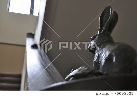 豊郷小学校旧校舎群 有名な階段のうさぎとかめの写真素材