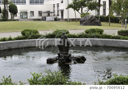 豊郷小学校旧校舎群　校舎前噴水 70095612