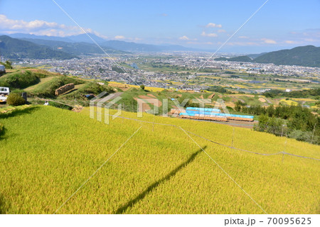 日本遺産「月の都千曲」の姨捨棚田からの善光寺平 日本遺産「月の都千曲」の姨捨棚田からの善光寺平 70095625