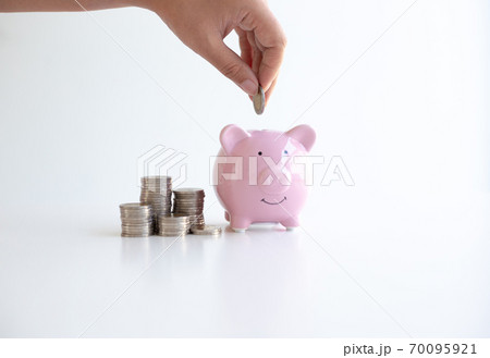 Both male and female businessmen are helping to bring the dollar into the piggy bank to save and prepare for future shortages,Financial accounting and saving money concept. Both male and female businessmen are helping to bring the dollar into the piggy bank to save and prepare for future shortages,Financial accounting and saving money concept. 70095921
