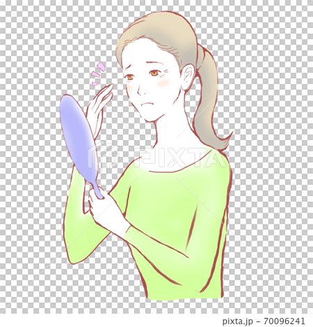 鏡を見ながら目元のシワに手をやって気にする女性 70096241