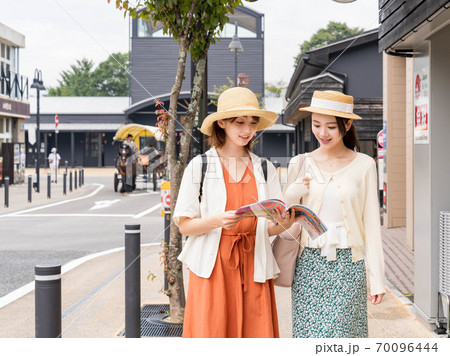 湯布院で女子旅を楽しむ女性と友達 9月 の写真素材