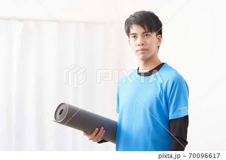 ヨガマットを持つ男性 ヨガマットを持つ男性 70096617