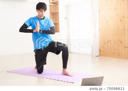 オンラインでヨガをする男性 70096621