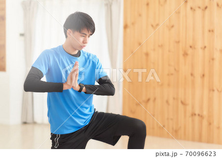 ヨガをする男性 ヨガをする男性 70096623