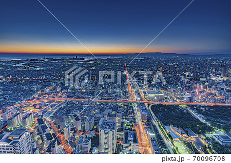 大阪　都市景観　あべのハルカスから西方向の夜景　 70096708