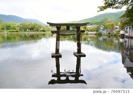 大分県・湯布院の金鱗湖の鳥居 大分県・湯布院の金鱗湖の鳥居 70097315