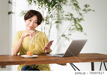 カフェでワーケーション中の女性 70097627