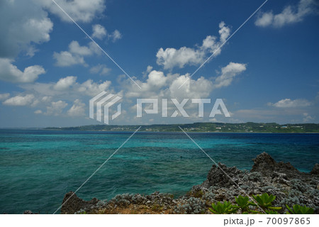 コマカ島から見る沖縄本島 コマカ島から見る沖縄本島 70097865