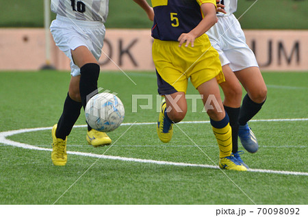少年サッカー試合21(ドリブル) 70098092