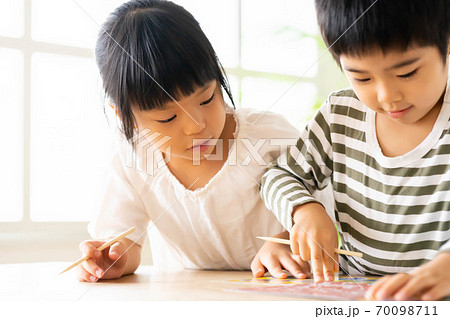 【兄弟】リビングで一緒に仲良く遊ぶ女の子と男の子 70098711