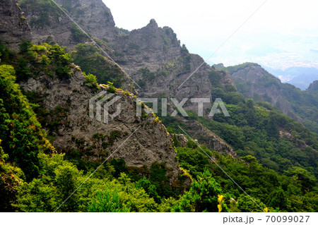 寒霞渓 四望頂展望台から眺める、層雲壇に連なる険しい岩と崖のイメージ 香川県 小豆島(2) 寒霞渓 四望頂展望台から眺める、層雲壇に連なる険しい岩と崖のイメージ 香川県 小豆島(2) 70099027