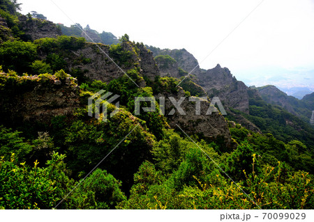 寒霞渓 四望頂展望台から眺める、層雲壇に連なる険しい岩と崖のイメージ 香川県 小豆島(4) 寒霞渓 四望頂展望台から眺める、層雲壇に連なる険しい岩と崖のイメージ 香川県 小豆島(4) 70099029