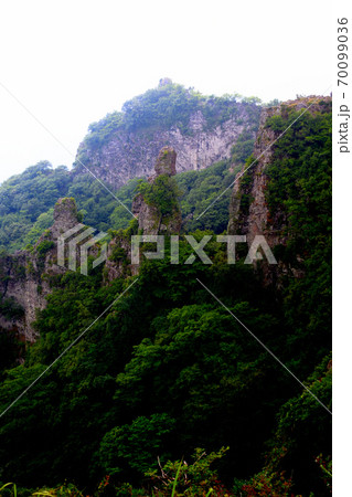 寒霞渓　四望頂展望台から眺める烏帽子と、寒霞渓の険しい岩と崖のイメージ　香川県　小豆島(3) 70099036