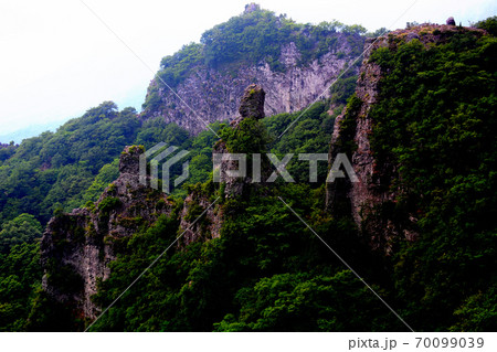 寒霞渓　四望頂展望台から眺める烏帽子岩、寒霞渓の奇岩を代表するような眺め　香川県　小豆島(3) 70099039