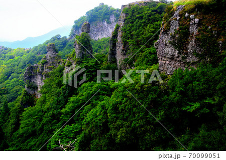 寒霞渓 四望頂展望台から眺める烏帽子と、寒霞渓の険しい岩と崖のイメージ 香川県 小豆島(9) 寒霞渓 四望頂展望台から眺める烏帽子と、寒霞渓の険しい岩と崖のイメージ 香川県 小豆島(9) 70099051