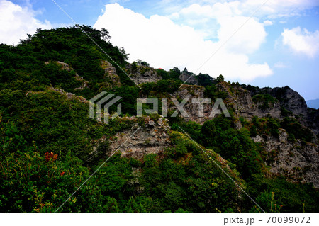 寒霞渓 四望頂展望台から眺める、険しい岩の層が連なる層雲壇 香川県 小豆島(4) 寒霞渓 四望頂展望台から眺める、険しい岩の層が連なる層雲壇 香川県 小豆島(4) 70099072