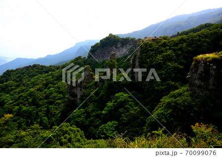 寒霞渓 四望頂展望台から眺める、深い緑の渓谷に囲まれた烏帽子岩の眺め 香川県 小豆島(1) 寒霞渓 四望頂展望台から眺める、深い緑の渓谷に囲まれた烏帽子岩の眺め 香川県 小豆島(1) 70099076