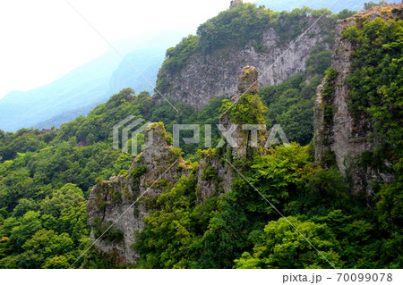 寒霞渓　四望頂展望台から眺める、深い緑の渓谷に囲まれた烏帽子岩の眺め　香川県　小豆島(3) 70099078