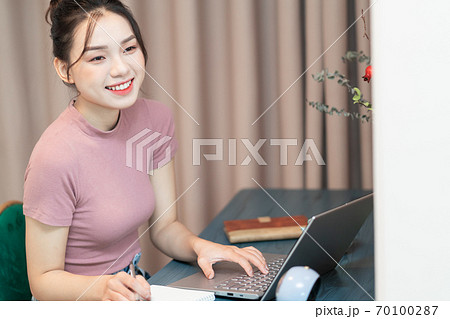 Business woman, telework 70100287