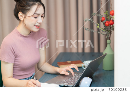 Business woman, telework 70100288
