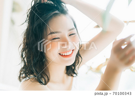 Woman in bath 70100343