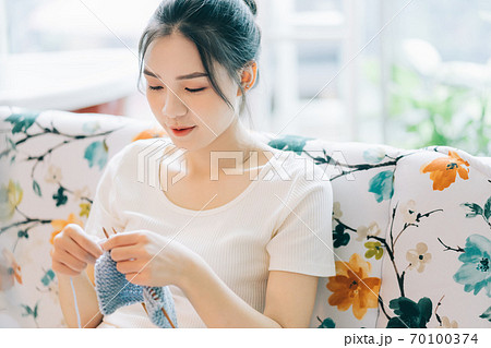 woman knitting wool 70100374