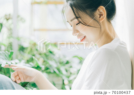 Beautiful woman portrait 70100437