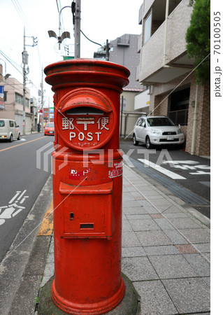 懐かしい昭和の郵便ポスト 郵便差出箱 丸形 の写真素材