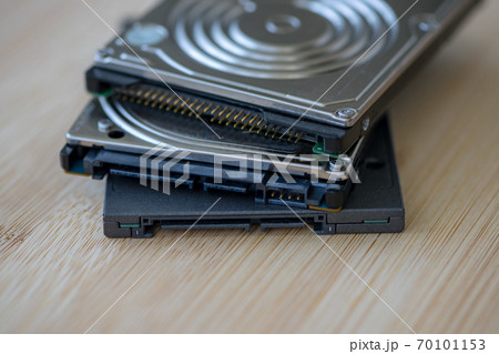 Close-up on a few hard disks 70101153