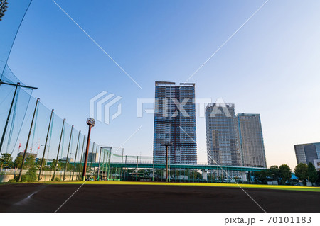 新月島公園から見える青空の豊洲の都市風景 新月島公園から見える青空の豊洲の都市風景 70101183