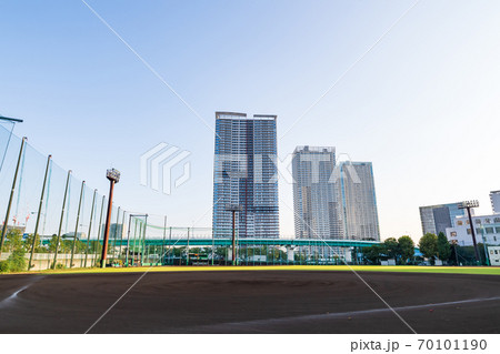 新月島公園から見える青空の豊洲の都市風景 新月島公園から見える青空の豊洲の都市風景 70101190