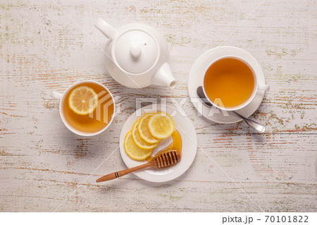Green tea with lemon and honey Green tea with lemon and honey 70101822
