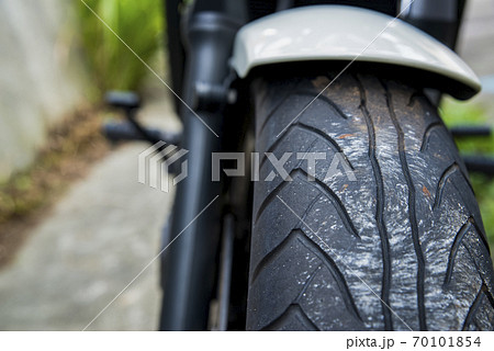 バイク 劣化の始まったフロントタイヤの写真素材