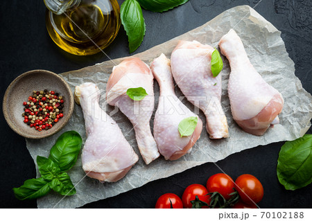 Raw chicken drumsticks Raw chicken drumsticks 70102188