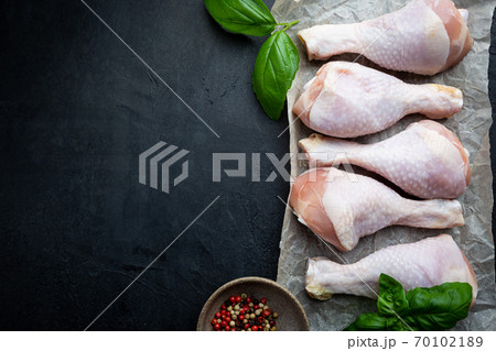 Raw chicken drumsticks Raw chicken drumsticks 70102189