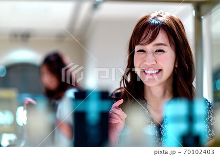 商品を選ぶショッピング中の若い女性 商品を選ぶショッピング中の若い女性 70102403