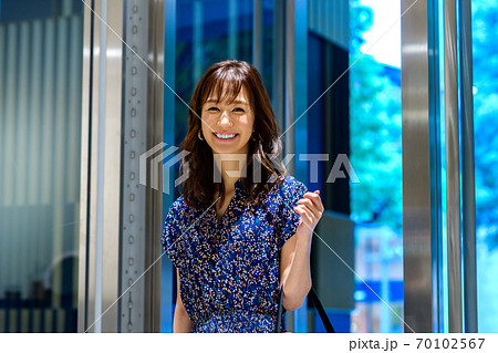入口からお店に入店するショッピング中の若い女性 入口からお店に入店するショッピング中の若い女性 70102567