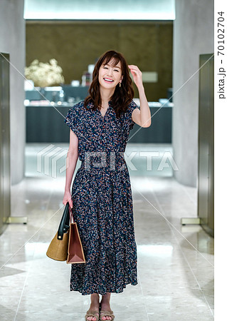 高級店でショッピングする若い女性 70102704