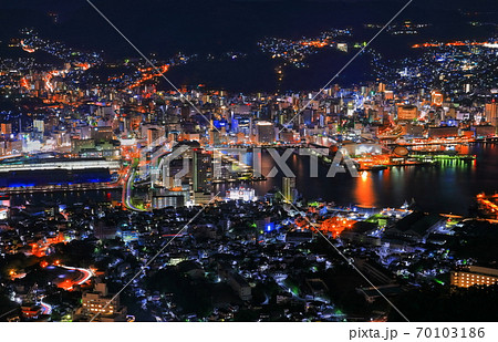 【長崎県】稲佐山山頂展望台から見た長崎夜景 【長崎県】稲佐山山頂展望台から見た長崎夜景 70103186