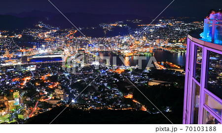 【長崎県】稲佐山山頂展望台から見た長崎夜景 【長崎県】稲佐山山頂展望台から見た長崎夜景 70103188