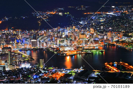 【長崎県】稲佐山山頂展望台から見た長崎夜景 70103189