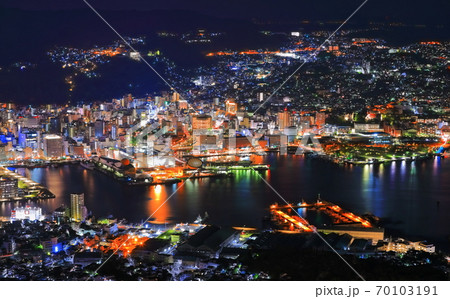 【長崎県】稲佐山山頂展望台から見た長崎夜景 【長崎県】稲佐山山頂展望台から見た長崎夜景 70103191