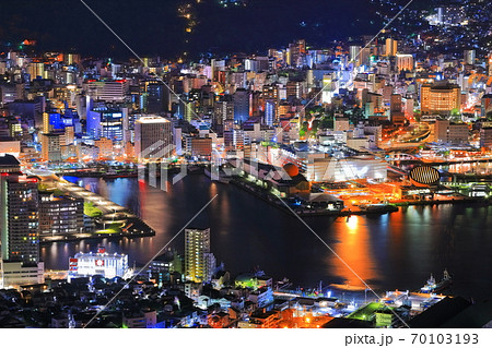 【長崎県】稲佐山山頂展望台から見た長崎夜景 【長崎県】稲佐山山頂展望台から見た長崎夜景 70103193