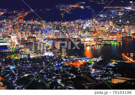 【長崎県】稲佐山山頂展望台から見た長崎夜景 【長崎県】稲佐山山頂展望台から見た長崎夜景 70103196